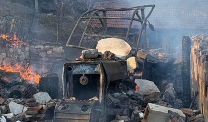 Çorum'da yangın: Ev, samanlık ve traktör yandı