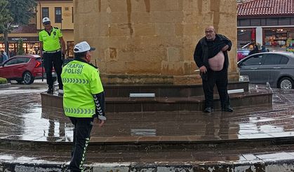 Adalet Bakanına tepki gösteren bıçaklı saldırgan etkisiz hale getirildi
