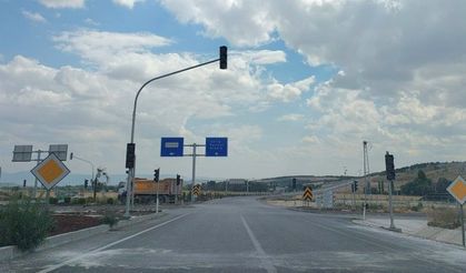 Tehlikeli kavşakta ışıklar tamam, elektrik bağlantısı bekleniyor