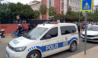 Ortaokulda kız öğrenci sınıf arkadaşını bıçakladı!