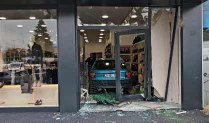 Çorum'da otomobiliyle mağazaya giren baba kız darpedildi