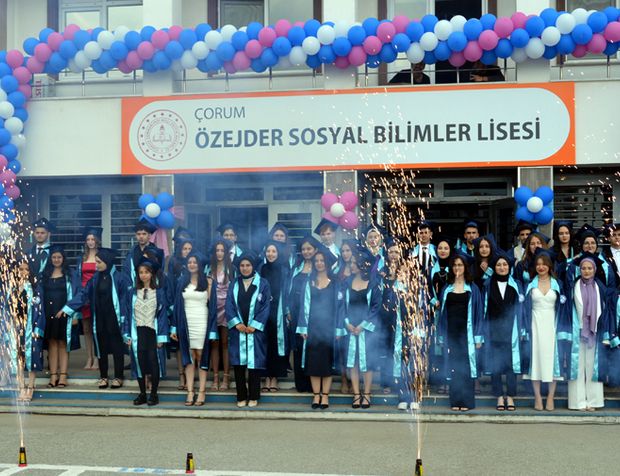 Özejder Sosyal Bilimler Lisesi 5. dönem mezunlarını verdi