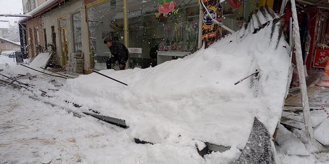 İş yerinin önündeki tente kardan çöktü