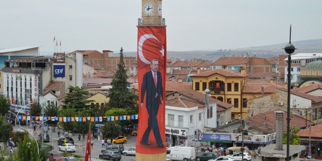 Tarihi Saat Kulesi’ne dev Erdoğan posteri
