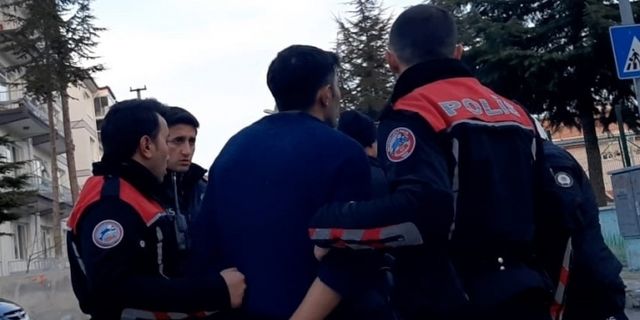 21 yaşındaki genç bıçakla yaralandı