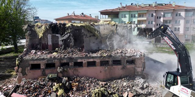 Recep Tayyip Erdoğan Caddesi'ndeki okul yıkıldı