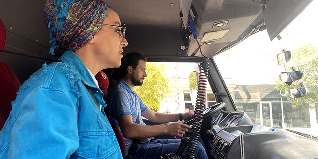 Erkeklere tır, kamyon ve otobüs sürmeyi öğretiyor
