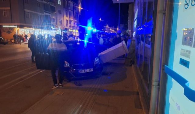 Çarpışan otomobiller markete girdi