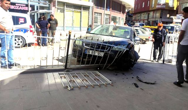 Kontrolden çıkan otomobil cami avlusuna daldı
