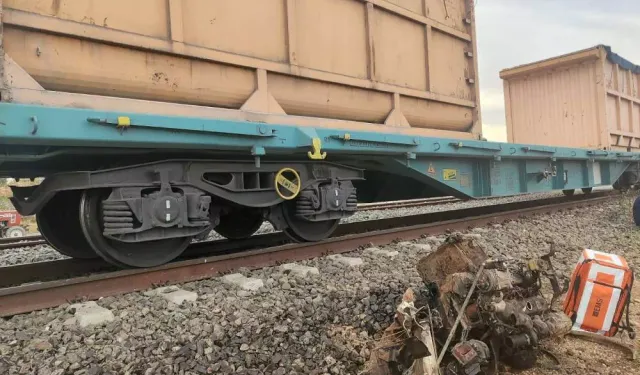 Yük treni traktöre çarptı: 1 ölü, 1 yaralı