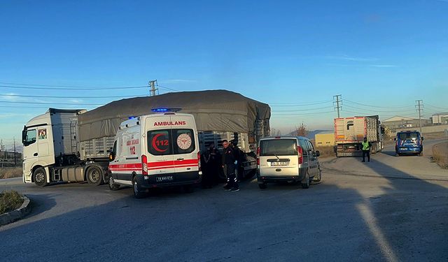 Şeker Fabrikası kavşağında Tır ile otomobil çarpıştı