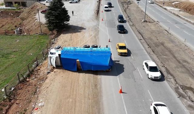 Kırıkkale-Çorum yolunda kamyon devrildi