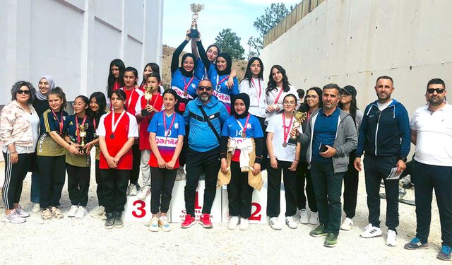 Osmancık Akören kızlarda Yıldırım Beyazıt erkeklerde şampiyon oldu