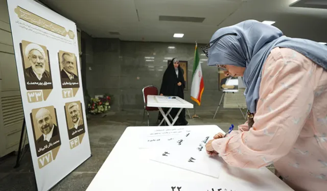 İran'da devrimden bu yana en düşük katılımlı seçim yapıldı