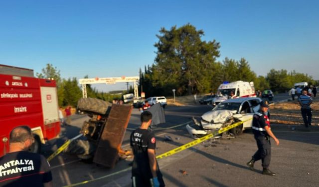 Kontrolden çıkan otomobil traktöre çarptı: 1 ölü