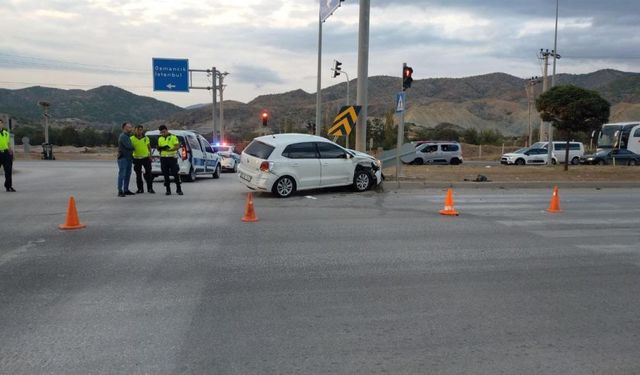 Kırmızı ışık ihlali trafik kazasına neden oldu