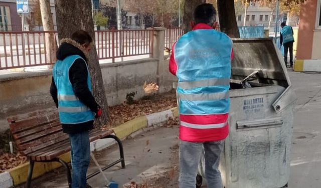 Denetimli serbestlik yükümlüleri okullarda temizlik yaptı