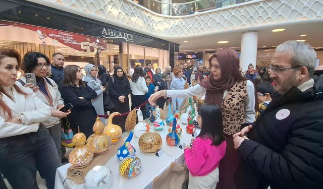 Öğrencilerin aileleriyle boyadıkları su kabakları sergilendi