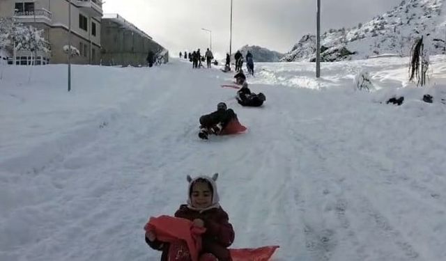 Yusufeli'nde 7'den 70'e kar keyfi