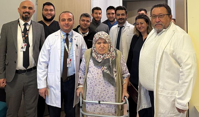 Çorum'da 68 yaşındaki hastaya özel üretilmiş kalça protezi ameliyatı yapıldı