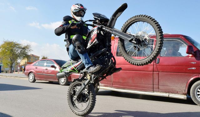 Trafikte motosikletiyle bunu yapan yandı!