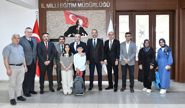 Çağlar'dan dereceye giren öğrencilere hediye