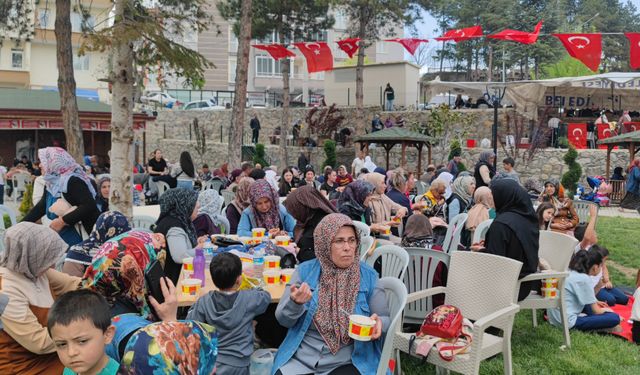 İmece usulü pişirilen 12 kazan aşure vatandaşlara dağıtıldı