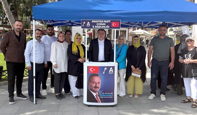 Anahtar Parti’den  aşure ikramı
