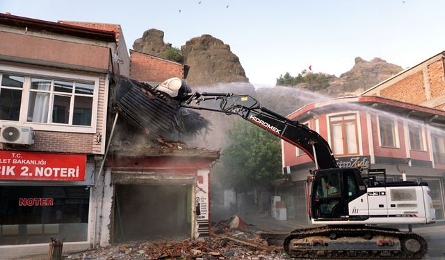 Osmancık’ta İbriktar Hazretleri Türbesi çevresindeki eski binalar yıkılıyor