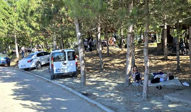 Yeşil Göl'de piknikçiler hafta sonu yoğunluğu oluşturdu