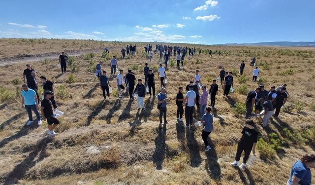 Öğrencilerden ağaç bakımı ve sulama etkinliği