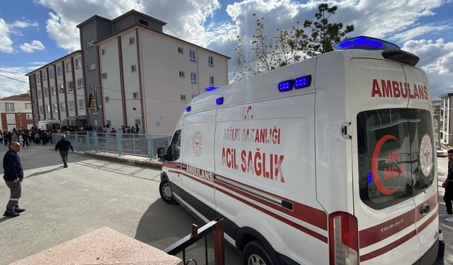 Çorum'da tavuk döner yiyen 30 öğrenci hastanelik oldu