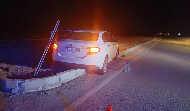 Otomobil orta refüje çarptı: 3 yaralı