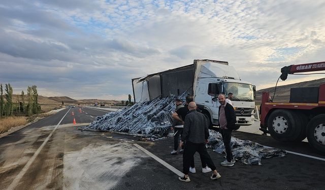 Tekstil yüklü kamyon devrildi