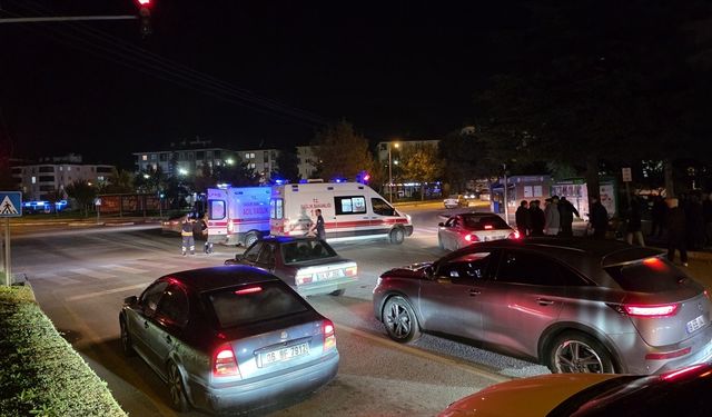 Devrilen motosikletteki 2 kişi yaralandı