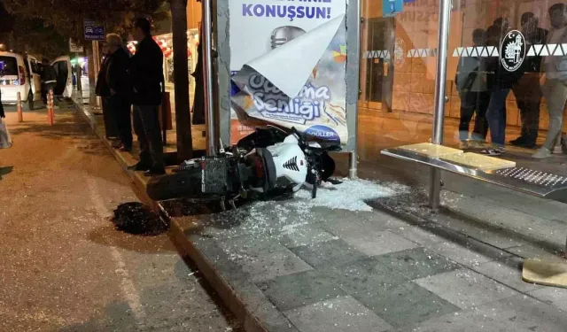 Motosiklet otobüs durağına daldı: 1 yaralı