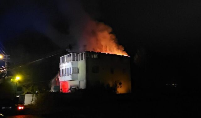 Çorum'da eve yıldırım düştü!