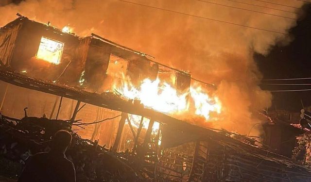 Çorum'da yangın: 3 ev küle döndü