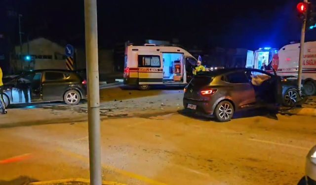 Polis otosu ile otomobil çarpıştı: 4 yaralı
