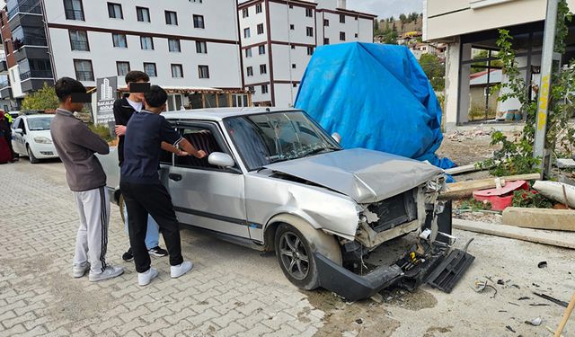 Çorum'da polisten kaçan ehliyetsiz sürücü kaza yaptı