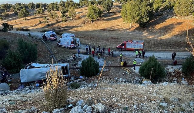 Katliam gibi kaza: 5 ölü, 14 yaralı