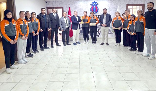 Şampiyonluk kupasını Başkan Ünlü’ye götürdüler