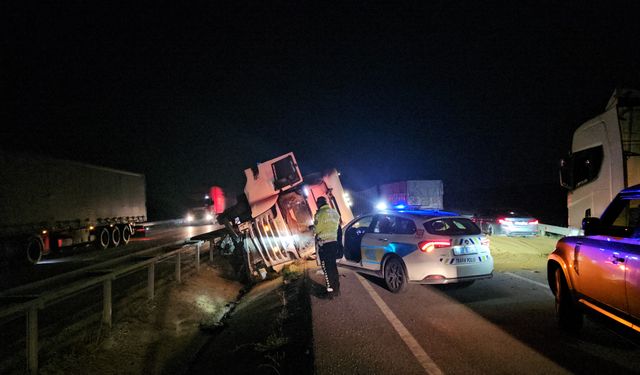Yem yüklü TIR devrildi, trafik durdu