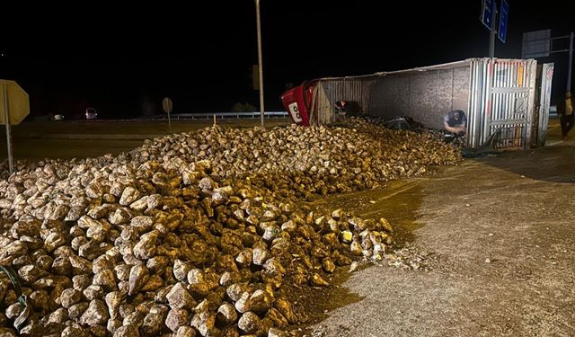 Çorum'da tır ve otomobil çarpıştı: 3 yaralı
