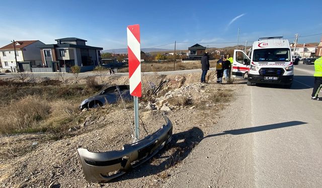 Yer Silmkent: Yoldan çıkan otomobil, taşlık alanda asılı kaldı