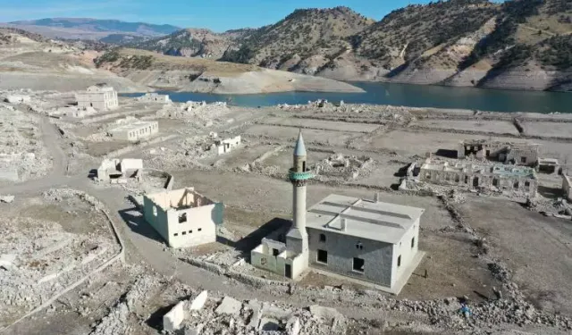 Baraj suları çekildi, köy gün yüzüne çıktı