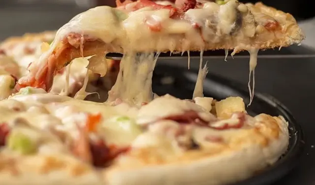 Yediği pizza canından etti!