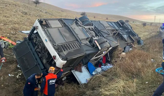 Yolcu otobüsü şarampole devrildi! Ölü ve yaralılar var