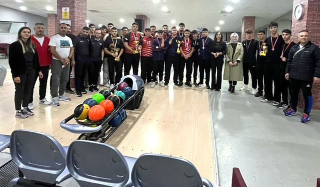Gençler Bowling’de şampiyon Cumhuriyet
