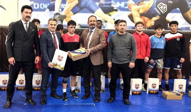 Belediye Güreş takımına malzemeli ziyaret